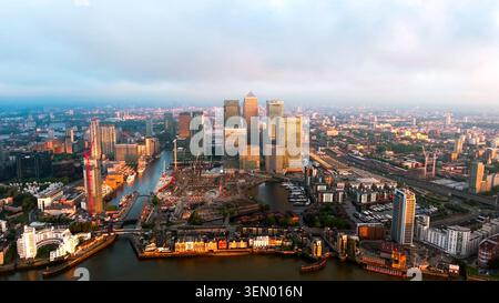Vue aérienne par drone du quartier financier de Canary Wharf, One Canada Square, les tours HSBC et Barclays, West India Docks, Isle of Dogs, Londres, aube Banque D'Images