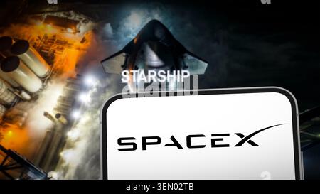 Logo de la société SpaceX affiché sur l'appareil mobile Banque D'Images