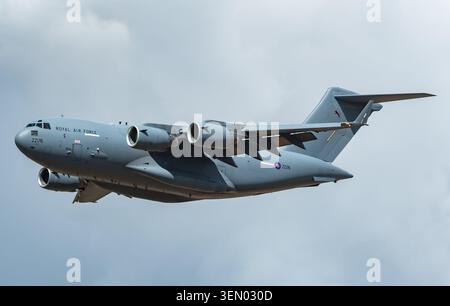 RAF C-17A Globemaster III effectue un flypast à la RAF Fairford, pour le RIAT 2025. Crédit JTW Aviation images / Alamy. Banque D'Images
