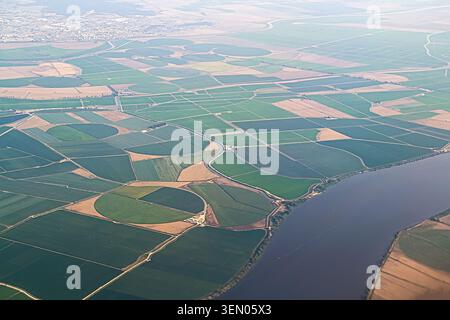 Vue aérienne à haute altitude du Tage près de Lisbonne, Portugal. Capturer des champs agricoles étendus, des quartiers résidentiels de banlieue, et un Banque D'Images