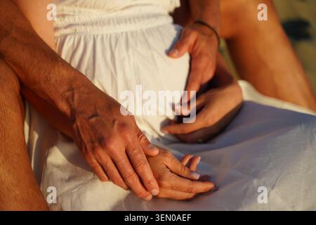 Couple aimant embrassant la grossesse avec des mains tendres Banque D'Images