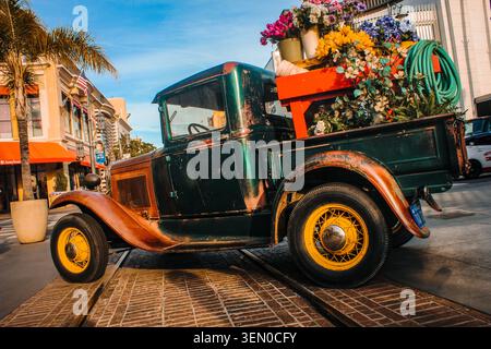 Affichage de fleurs de camionnette verte vintage au Grove à Los Angeles, en Californie Banque D'Images
