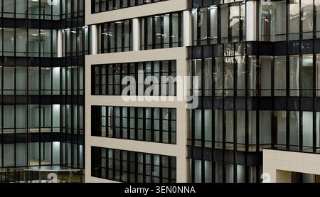 Immeuble de bureaux moderne avec fenêtres en verre réfléchissant et architecture géométrique. Illustration, rendu Banque D'Images