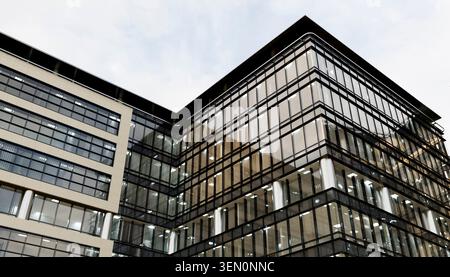 Immeuble de bureaux en verre moderne avec fenêtres réfléchissantes et design géométrique sur fond de ciel. Illustration, rendu Banque D'Images