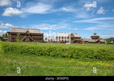 Journée ensoleillée d'été sur le territoire du complexe du temple 'Gremyachy Klyuch'. La cour de la Trinité-Sergius Lavra. Vzglyadnevo, région de Moscou, Ru Banque D'Images