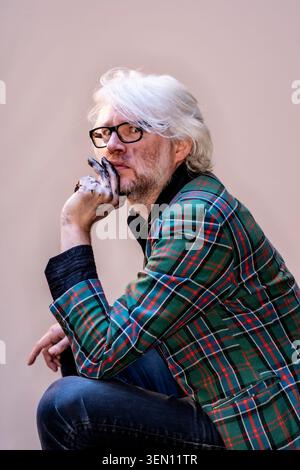 Tom Morgan-Jones Portrait d'homme avec de la peinture sur les doigts Banque D'Images