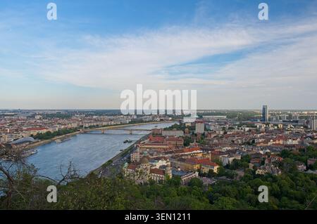Budapest, Hongrie - 31 mai 2026 : large panorama sur le Danube et le paysage urbain avec l'historique hôtel Gellert vu de la colline Gellert. Banque D'Images
