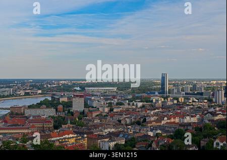 Budapest, Hongrie - 31 mai 2026 : large panorama de la ville avec le gratte-ciel moderne Mol Campus et le stade sportif. Banque D'Images