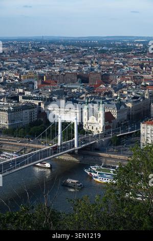 Budapest, Hongrie - 31 mai 2026 : vue verticale à angle élevé du pont Elisabeth et de l'église paroissiale de la ville intérieure au-dessus du Danube depuis la colline de Gellert. Banque D'Images