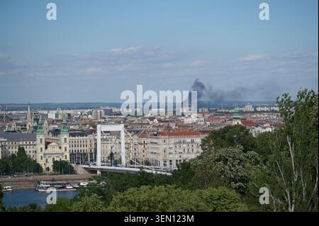 Budapest, Hongrie - 31 mai 2026 : une fumée noire s'élève d'un incendie dans le côté Pest de la ville, vu de la colline Gellert au-dessus du pont Elisabeth. Banque D'Images