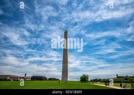 Le Washington Monument à midi Banque D'Images