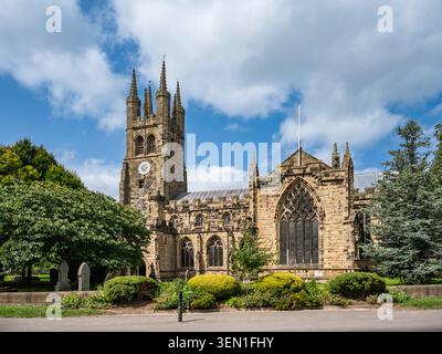 Large vue horizontale du paysage de l'église gothique historique Saint-Jean-Baptiste du XIVe siècle connue sous le nom de cathédrale du pic à Tideswell, Derbysh Banque D'Images