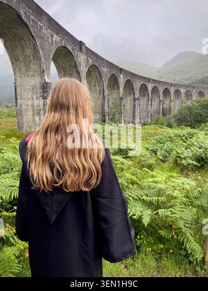 Fille en costume Harry Potter, Viaduc de Glenfinnan, Écosse Banque D'Images