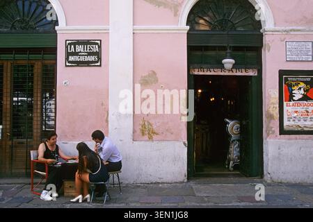 LECTEUR DE CARTES TAROT DEVANT UN MAGASIN D'ANTIQUITÉS DANS LE QUARTIER SUGGESTIF DE SAN TELMO, BUENOS AIRES, ARGENTINE Banque D'Images