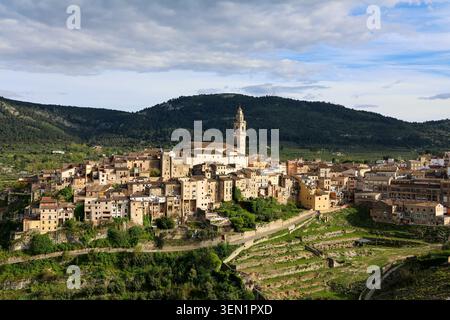 Vue panoramique sur la ville historique de Bocairent avec son clocher de l'église, ses collines en terrasses et ses montagnes à Valence, en Espagne Banque D'Images