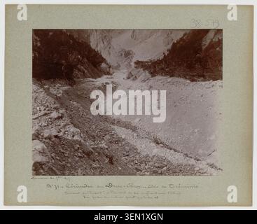 Le Torrent du Pravert est vu en amont de sa confluence avec l'Ebron près de Tréminis sur une photographie d'Ernest Douvier datée de 1897. La vue enregistre un cours d'eau de montagne dans un contexte de restauration des terres. Banque D'Images