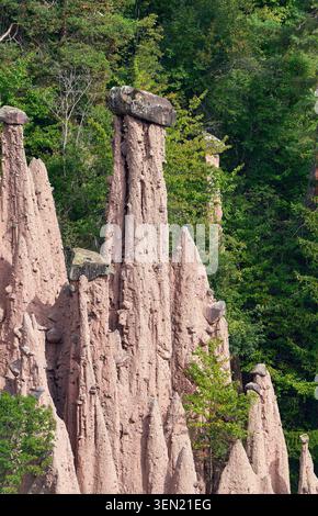 Vue sur les pyramides terrestres de Ritten/Renon dans les Alpes Dolomites Banque D'Images