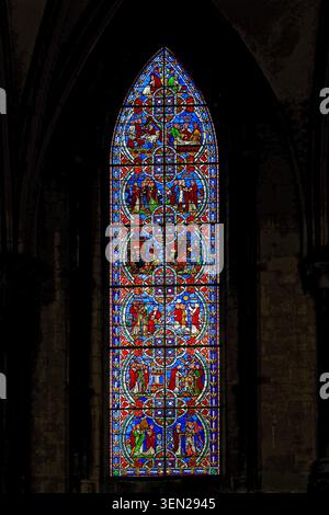 Intérieur de la cathédrale de Lincoln, Minster Yard, Lincoln - l'un des vitraux de la nef Banque D'Images