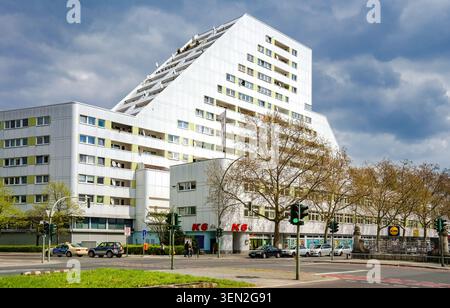 Gratte-ciel primé Terrassenhochhaus par Fridtjof Schliephacke, 1968-72, surnommé 'Sphinx' et 'saut à ski' à Kleiststraße, Berlin, Allemagne Banque D'Images