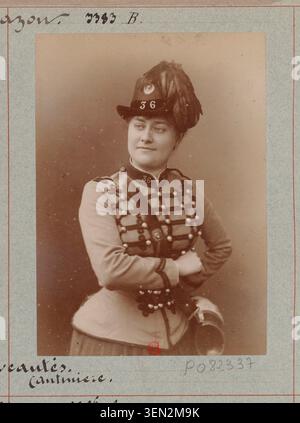 Marie Montbazon apparaît dans le vaudeville 'la cantinière' au Théâtre des Nouveautés à Paris le 26 octobre 1880, photographié par l'Atelier Nadar comme tirage de démonstration. Banque D'Images