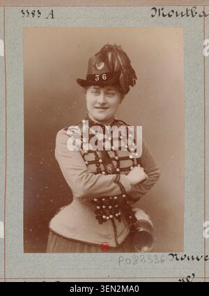 Marie Montbazon se produit dans le vaudeville la cantinière au Théâtre des Nouveautés à Paris le 26 octobre 1880. Le portrait a été réalisé par l'Atelier Nadar comme tirage de démonstration. Banque D'Images