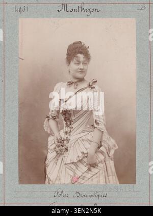Marie Montbazon apparaît dans l'opéra-comique "Madame cartouche" au Théâtre des Folies-dramatiques à Paris le 19 octobre 1886, produit comme tirage de démonstration par l'Atelier Nadar. Banque D'Images