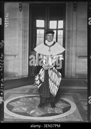 Edmond Scherdlin apparaît dans une photographie de presse de l'Agence Rol à Paris en 1930. Le portrait monochrome l’identifie comme procureur général à la Cour de cassation et enregistre une personnalité de haut rang au sein du système judiciaire français. Banque D'Images