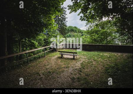 Les sentiers et les vues sur le Mönchsberg dans la ville Mozart de Salzbourg au printemps. Banque D'Images