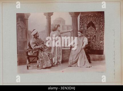 Sarah Bernhardt, de Max et Abel Deval apparaissent ensemble dans une scène théâtrale du drame Gismonda de Victorien Sardou au Théâtre de la Renaissance à Paris en 1894. Cette photographie de presse enregistre les membres de la distribution associés à la production scénique. Banque D'Images