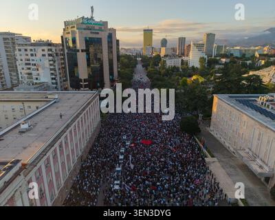 TIRANA, ALBANIE - 10 JUIN 2026 : photographie par drone d'un grand rassemblement de protestation autour de banderoles dans une rue centrale de Tirana, faisant partie de la manifestation du jour 10 Banque D'Images
