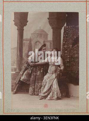 Sarah Bernhardt et Abel Deval apparaissent dans une scène théâtrale du drame Gismonda de Victorien Sardou au Théâtre de la Renaissance à Paris en 1894. Cette photographie de presse enregistre des interprètes liés à la production lors de sa présentation sur la scène parisienne. Banque D'Images