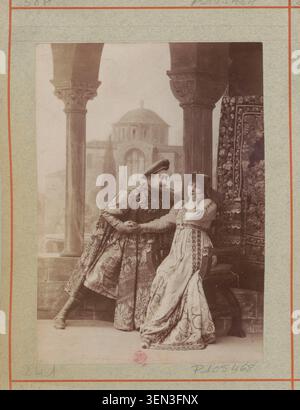 Sarah Bernhardt et Abel Deval apparaissent sur une photographie de presse monochrome réalisée par l'Atelier Nadar pour la présentation parisienne de Gismonda de Victorien Sardou au Théâtre de la Renaissance le 31-10-1894. Banque D'Images