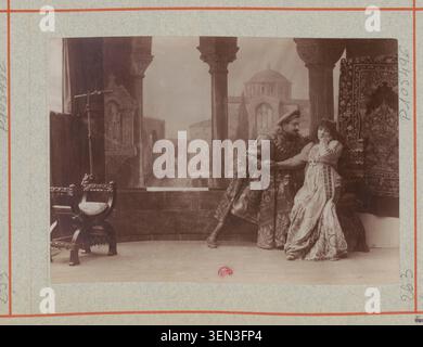 Sarah Bernhardt et Abel Deval apparaissent sur une photographie de presse monochrome réalisée par l'Atelier Nadar pour la présentation parisienne de Gismonda de Victorien Sardou au Théâtre de la Renaissance le 31-10-1894. Banque D'Images