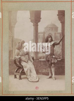 Sarah Bernhardt et Mlle Seylor apparaissent dans une scène théâtrale du drame Gismonda de Victorien Sardou au Théâtre de la Renaissance à Paris en 1894. Cette photographie de presse enregistre des artistes associés à la production lors de sa présentation sur la scène parisienne. Banque D'Images