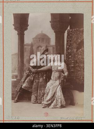 Sarah Bernhardt et Abel Deval apparaissent dans une scène théâtrale du drame Gismonda de Victorien Sardou au Théâtre de la Renaissance à Paris en 1894. Cette photographie de presse enregistre des interprètes liés à la production lors de sa présentation sur la scène parisienne. Banque D'Images