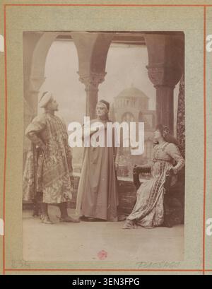 Sarah Bernhardt, de Max et Abel Deval apparaissent ensemble dans une photographie de presse réalisée en 1894 par l’Atelier Nadar pour Gismonda par Victorien Sardou au Théâtre de la Renaissance à Paris. La scène théâtrale documente les membres de la distribution. Banque D'Images