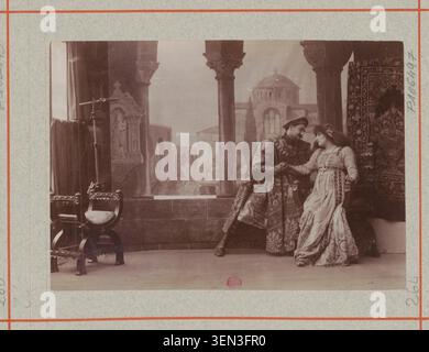 Sarah Bernhardt et Abel Deval apparaissent dans une photographie de presse monochrome produite par l'Atelier Nadar pour la présentation parisienne de Gismonda de Victorien Sardou au Théâtre de la Renaissance le 31-10-1894, documentant la distribution et la production théâtrales. Banque D'Images