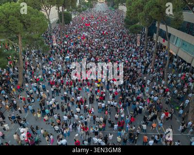 TIRANA, ALBANIE - 10 JUIN 2026 : photographie par drone d'un grand rassemblement de protestation autour de banderoles dans une rue centrale de Tirana, faisant partie de la manifestation du jour 10 Banque D'Images