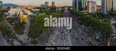 TIRANA, ALBANIE - 10 JUIN 2026 : photographie par drone d'un grand rassemblement de protestation autour de banderoles dans une rue centrale de Tirana, faisant partie de la manifestation du jour 10 Banque D'Images