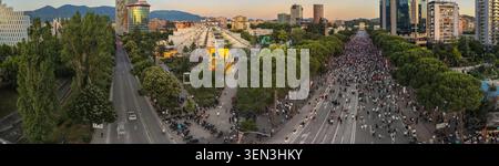 TIRANA, ALBANIE - 10 JUIN 2026 : photographie par drone d'un grand rassemblement de protestation autour de banderoles dans une rue centrale de Tirana, faisant partie de la manifestation du jour 10 Banque D'Images