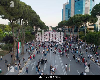 TIRANA, ALBANIE - 10 JUIN 2026 : photographie par drone d'un grand rassemblement de protestation autour de banderoles dans une rue centrale de Tirana, faisant partie de la manifestation du jour 10 Banque D'Images