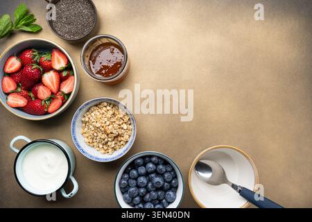 Ingrédients sains pour le petit déjeuner avec yaourt aux baies et vue sur le dessus du granola Banque D'Images