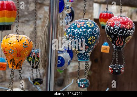 Vue matinale pittoresque de montgolfières colorées survolant le paysage unique de la Cappadoce, en Turquie. Banque D'Images