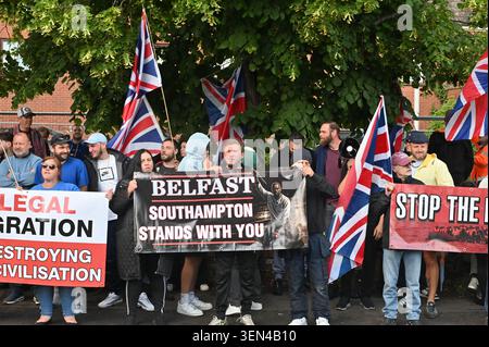 Les manifestants sont descendus dans les rues de Southampton, Hants, Royaume-Uni, mardi 9 juin en solidarité avec Belfast, ni, suite aux coups de couteau qui y ont eu lieu le 8 juin. Banque D'Images