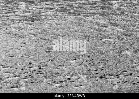 Vue en noir et blanc des eaux fluviales de Robe Canyon, Washington, montrant les ondulations, la texture et le mouvement naturel à travers la surface. Banque D'Images