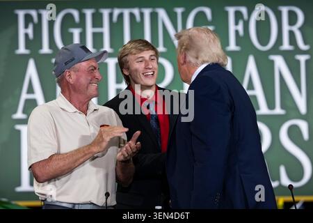 Eau Claire (États-Unis d'Amérique). 05 juin 2026. Le président américain Donald Trump, à droite, serre la main du patineur de vitesse olympique Jordan Stolz, au centre, et Ken Custer, à gauche, lors d’une table ronde à Custer Farms, le 5 juin 2026 à Chippewa Falls, Wisconsin. Les agriculteurs souffrent de la hausse des prix du carburant diesel, des prix des engrais de la guerre en Iran et du déclin des marchés d’exportation en raison des tarifs douaniers de Trump. Crédit : Joyce N. Boghosian/White House photo/Alamy Live News Banque D'Images