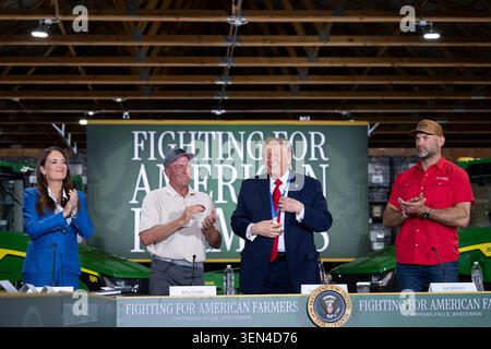 Chippewa Falls (États-Unis d'Amérique). 05 juin 2026. Le président américain Donald Trump, 2e à droite, sourit alors qu’il porte la médaille d’or olympique qui lui a été décernée par le patineur de vitesse Jordan Stolz à la suite d’une table ronde à Custer Farms, le 5 juin 2026 à Chippewa Falls, Wisconsin. Debout de gauche à droite : le secrétaire à l'Agriculture Brooke Rollins, le propriétaire de la ferme, Ken Custer, Trump et le propriétaire du Hall of Fame Farms Joe Thomas. Crédit : Joyce N. Boghosian/White House photo/Alamy Live News Banque D'Images