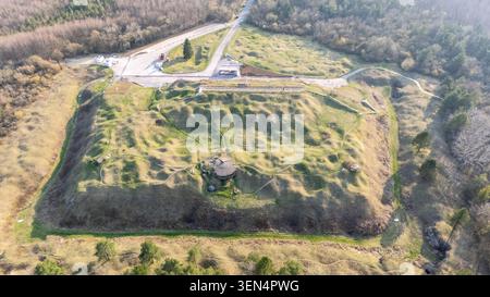 Vue aérienne de haut en bas des cratères de coquillages herbeux, des chemins et des fortifications préservées à Fort de Vaux près de Verdun, France. Banque D'Images