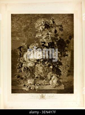 Une œuvre de Richard Earlom d'après Jan van Huysum, 1778, représentant un arrangement abondant de natures mortes de roses, pivoines, œillets et dahlias débordant d'une urne classique Banque D'Images
