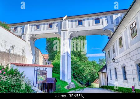 Pont de couloir reliant qui fait partie du pont de cloak qui va entre le théâtre du château et les jardins du château, Cesky Krumlov, République tchèque Banque D'Images
